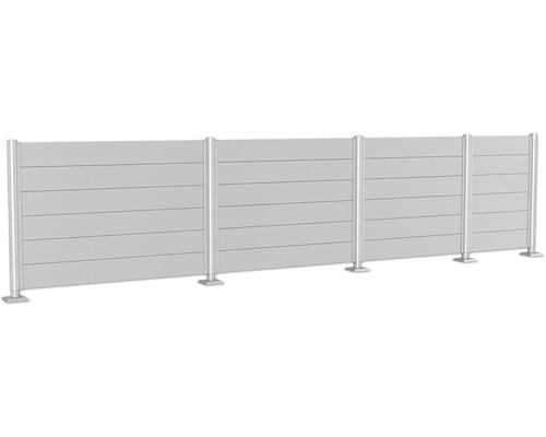 Clôture d''intimité avec panneaux horizontaux et poteaux argentés