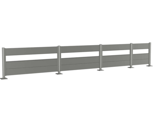 Lange graue Zaunanlage mit Pfosten und Füllungen für den Aussenbereich