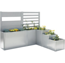 Jardinière métallique à plusieurs niveaux avec plantes et écran d''intimité