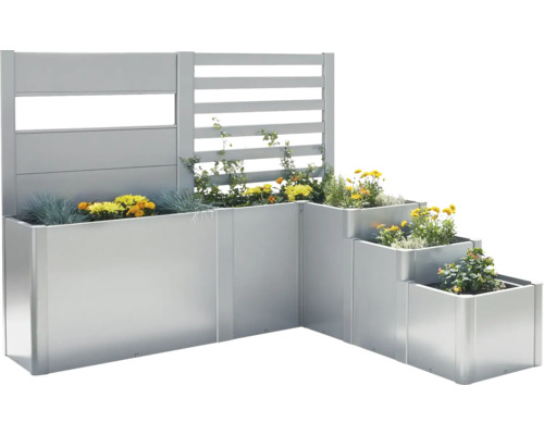 Jardinière métallique à plusieurs niveaux avec plantes et écran d''intimité