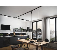 Scène de cuisine avec table à manger, système d''éclairage et mobilier de cuisine.
