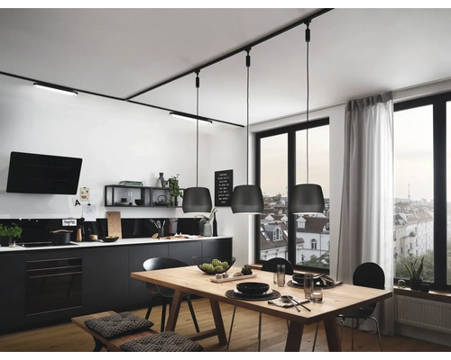 Scène de cuisine avec table à manger, système d''éclairage et mobilier de cuisine.