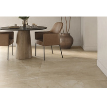 Innenraum mit verlegten Bodenfliesen, Esstisch und Stühlen