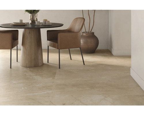 Innenraum mit verlegten Bodenfliesen, Esstisch und Stühlen