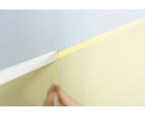 Abgeklebte Wand mit Malerkrepp für Farbanstrich
