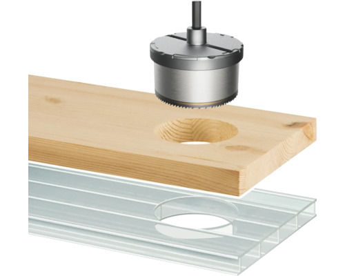 Scie cloche perçant un trou dans le bois et le plastique