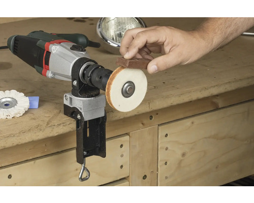 Perceuse avec accessoire de polissage et pâte à polir pour le polissage des métaux