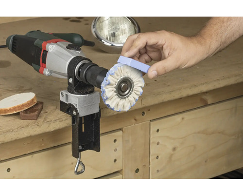 La polisseuse avec accessoire de polissage est enduite de pâte à polir.