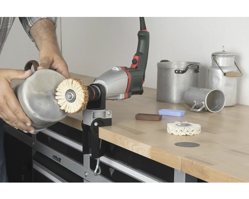 Une station de polissage est utilisée pour polir un pot.