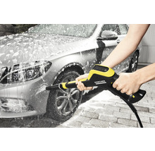 Nettoyeur haute pression Kärcher en cours d''utilisation pour nettoyer une voiture.