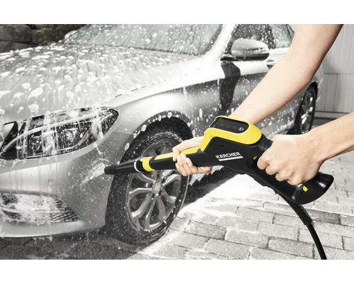 Nettoyeur haute pression Kärcher en cours d''utilisation pour nettoyer une voiture.