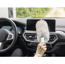 Innenraum eines Autos mit Handstaubwedel