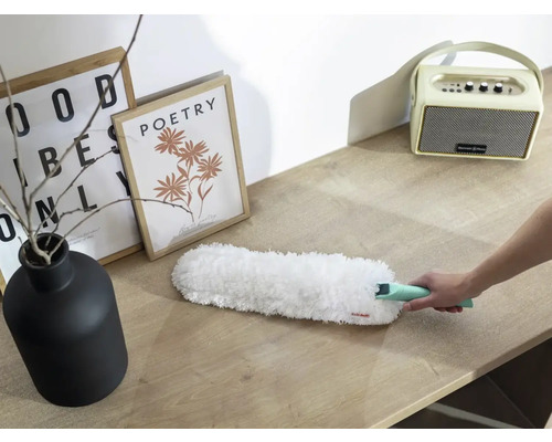 Plumeau à poussière utilisé sur une surface de table