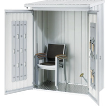Geöffneter Geräteschrank mit Gartenstühlen und Gartengeräten