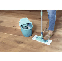 Bodenwischsystem mit Eimer und Wischmopp auf Holzboden