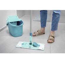 Reinigungsszene mit Mopp, Eimer und einer Person in Sandalen