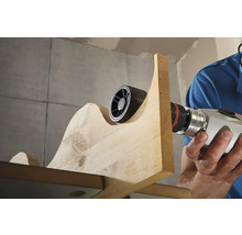 Râpe rotative en cours d''utilisation sur une pièce de bois avec une perceuse.