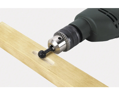 Perceuse avec fraise sphérique en train de travailler une pièce de bois