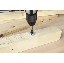 Perceuse perçant un trou dans une planche de bois avec butée de profondeur