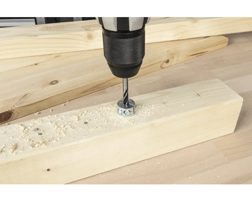 Perceuse perçant un trou dans une planche de bois avec butée de profondeur