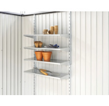 Regalsystem mit Gartenartikeln an einer weißen Wand