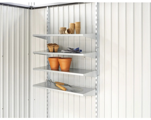 Système d''étagères avec articles de jardin sur un mur blanc