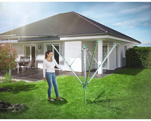 Drehflügelwäscheständer mit Frau im Garten.