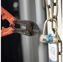 Bolzenschneider schneidet Kette mit Zahlenschloss