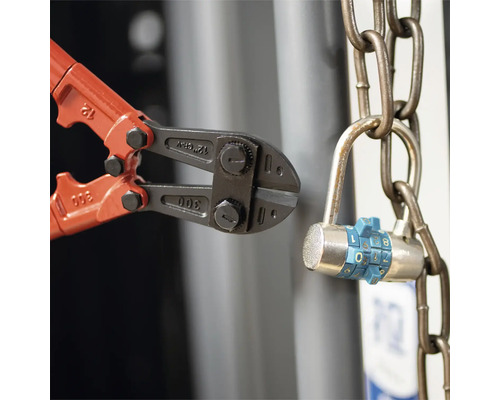 Bolzenschneider schneidet Kette mit Zahlenschloss