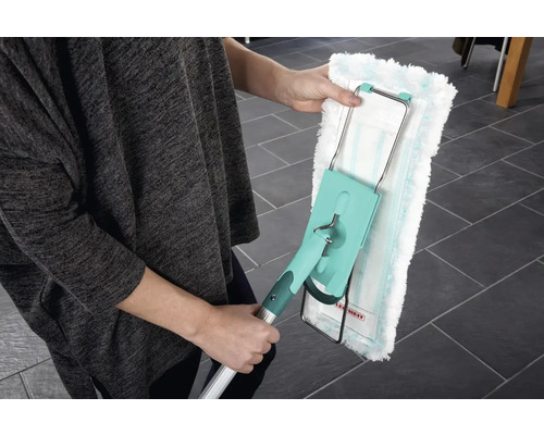 Eine Person hält einen Mopp mit einem waschbaren Bezug. Der Mopp hat einen Teleskopstiel und einen drehbaren Kopf zum Reinigen von Böden.
