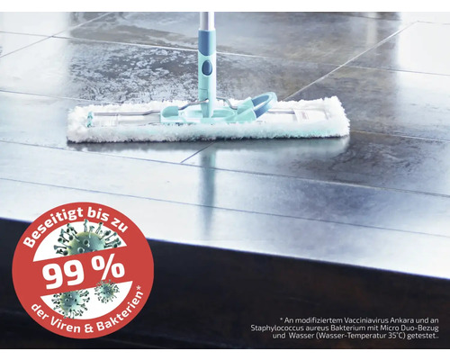 Wischmopp auf Fliesenboden mit Siegel für 99 Prozent Viren- und Bakterienentfernung