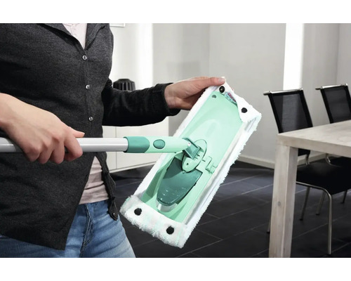 Femme tenant un balai à franges avec une housse en microfibre