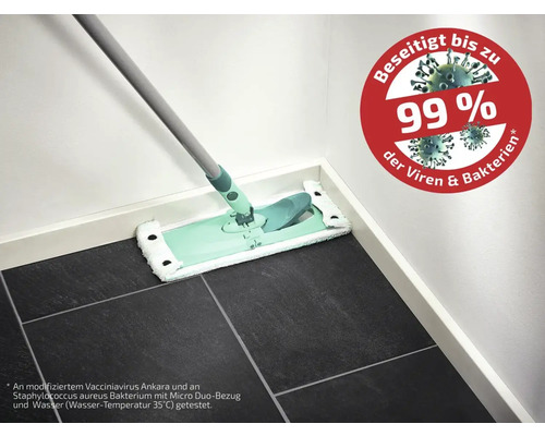 Balai à franges sur sol carrelé indiquant une élimination de 99 % des virus et bactéries
