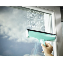 Nettoyage des vitres avec un lave-vitre