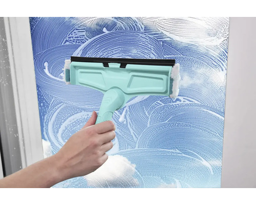 Fensterreiniger im Einsatz auf einer Glasoberfläche