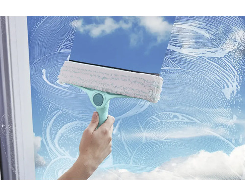 Fensterreiniger mit Wischbezug und Abzieher im Einsatz auf einer Fensterscheibe