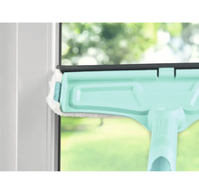 Fensterwischer im Einsatz am Fenster
