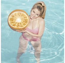 Femme dans une piscine avec une orange gonflable