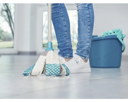 Bodenreinigung mit Mopp und Eimer im Raum.