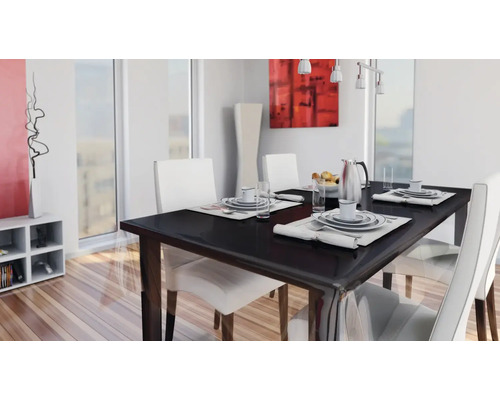 Salle à manger lumineuse avec table et chaises