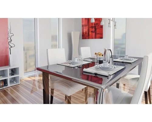 Table de salle à manger avec couverts et chaises dans une salle à manger lumineuse