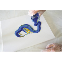 Gießtechnik auf Leinwand: Flüssige Farbe wird aufgetragen