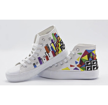 Zwei weiße High-Top-Sneaker mit bunten geometrischen Mustern