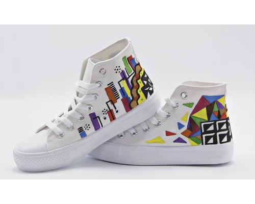 Zwei weiße High-Top-Sneaker mit bunten geometrischen Mustern
