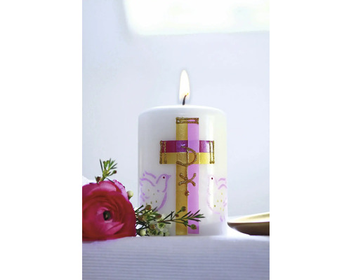Bougie allumée avec croix et motifs de colombes