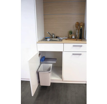 Évier de cuisine avec meuble bas ouvert et poubelle coulissante pour déchets de cuisine