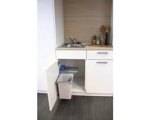 Évier de cuisine avec meuble bas ouvert et poubelle coulissante pour déchets de cuisine