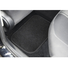 Schwarze Fussmatte im Fussraum eines Autos.