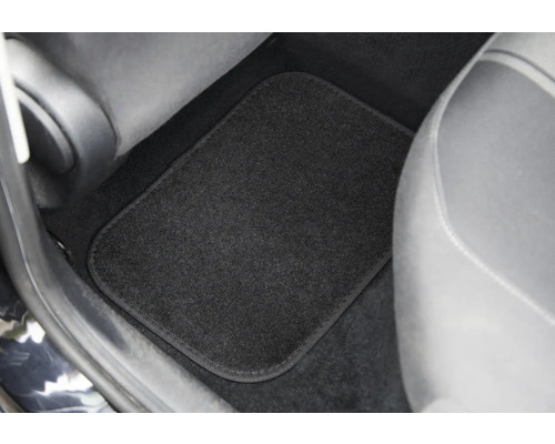 Schwarze Fussmatte im Fussraum eines Autos.