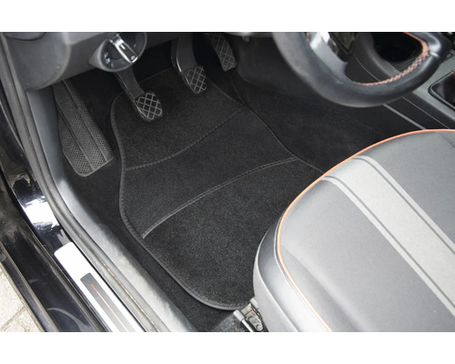 Schwarze Automatte im Fussraum eines Autos